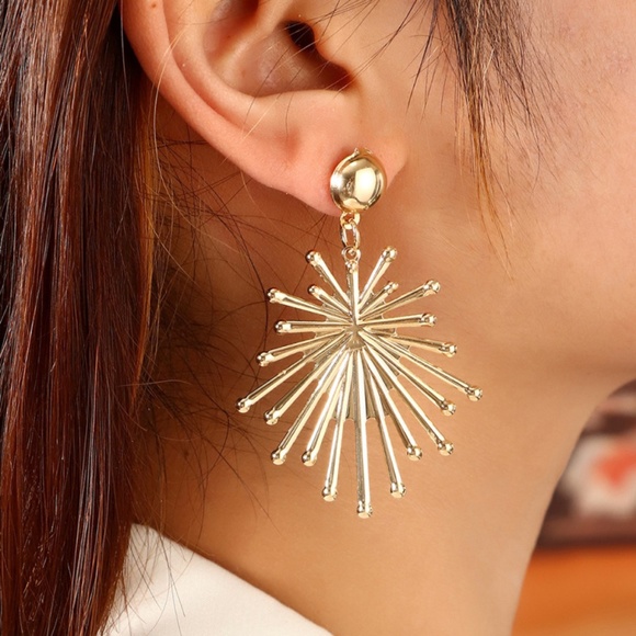 **LESSIE* Gold Irregular Star Shaped Fashion Earrings - Picture 1 of 5